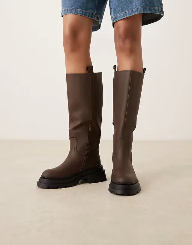 Curve Cecilia chunky flat knee boots in chocolate