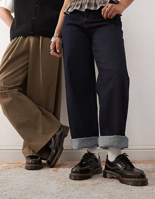 Unisex Lowell contrast stitch shoes in black