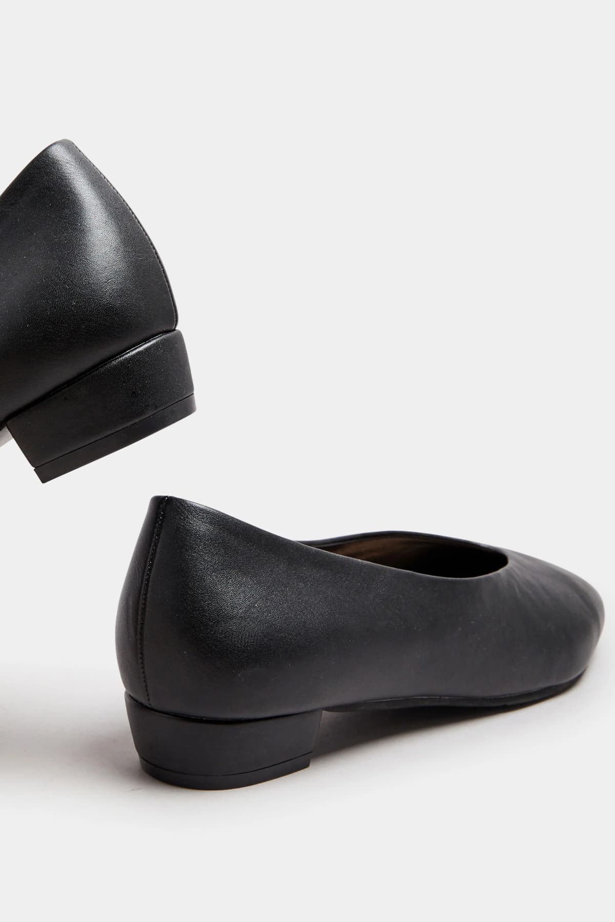 Black Pointed Court Block Heel In Standard Fit